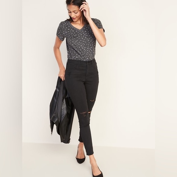 Old Navy gray & black leopard V neck shirt - Picture 4 of 6